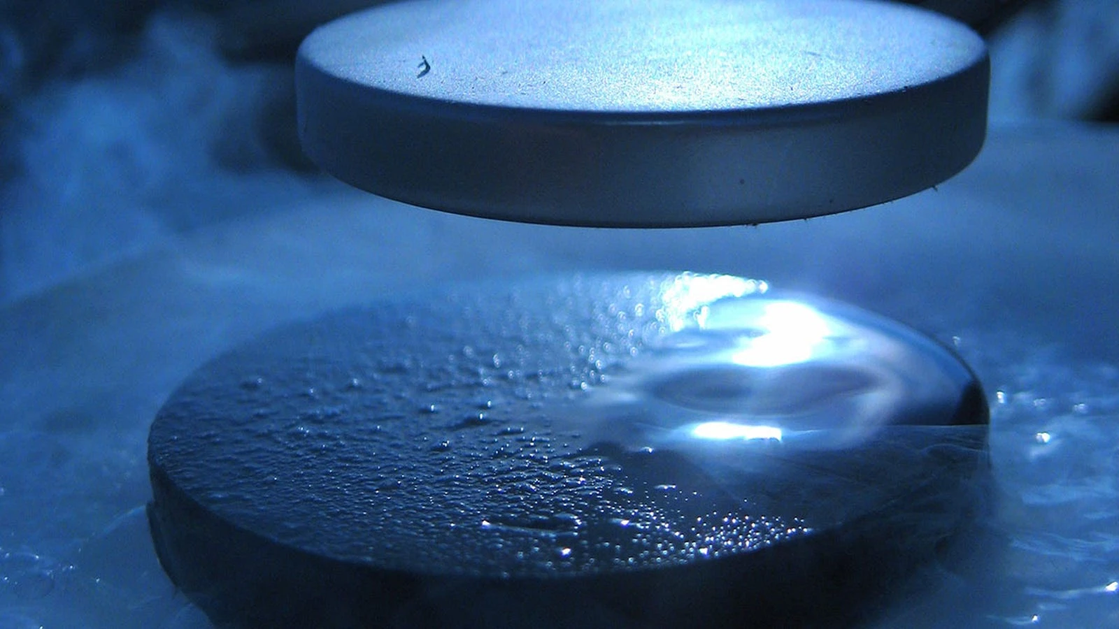 Descubren un nuevo material superconductor a altas temperaturas
