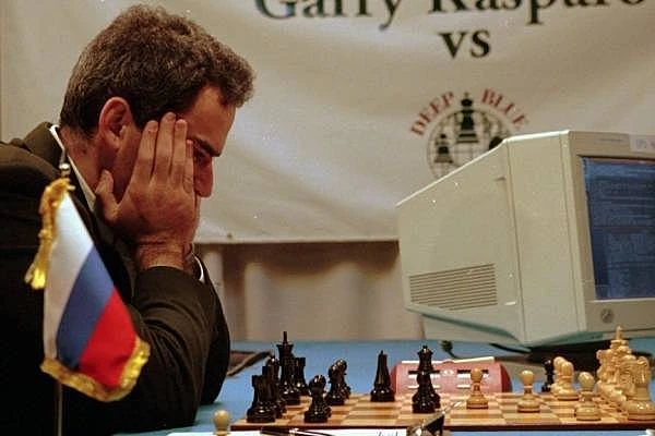 Programa de inteligencia artificial aprende a jugar ajedrez y derrota al campeón mundial