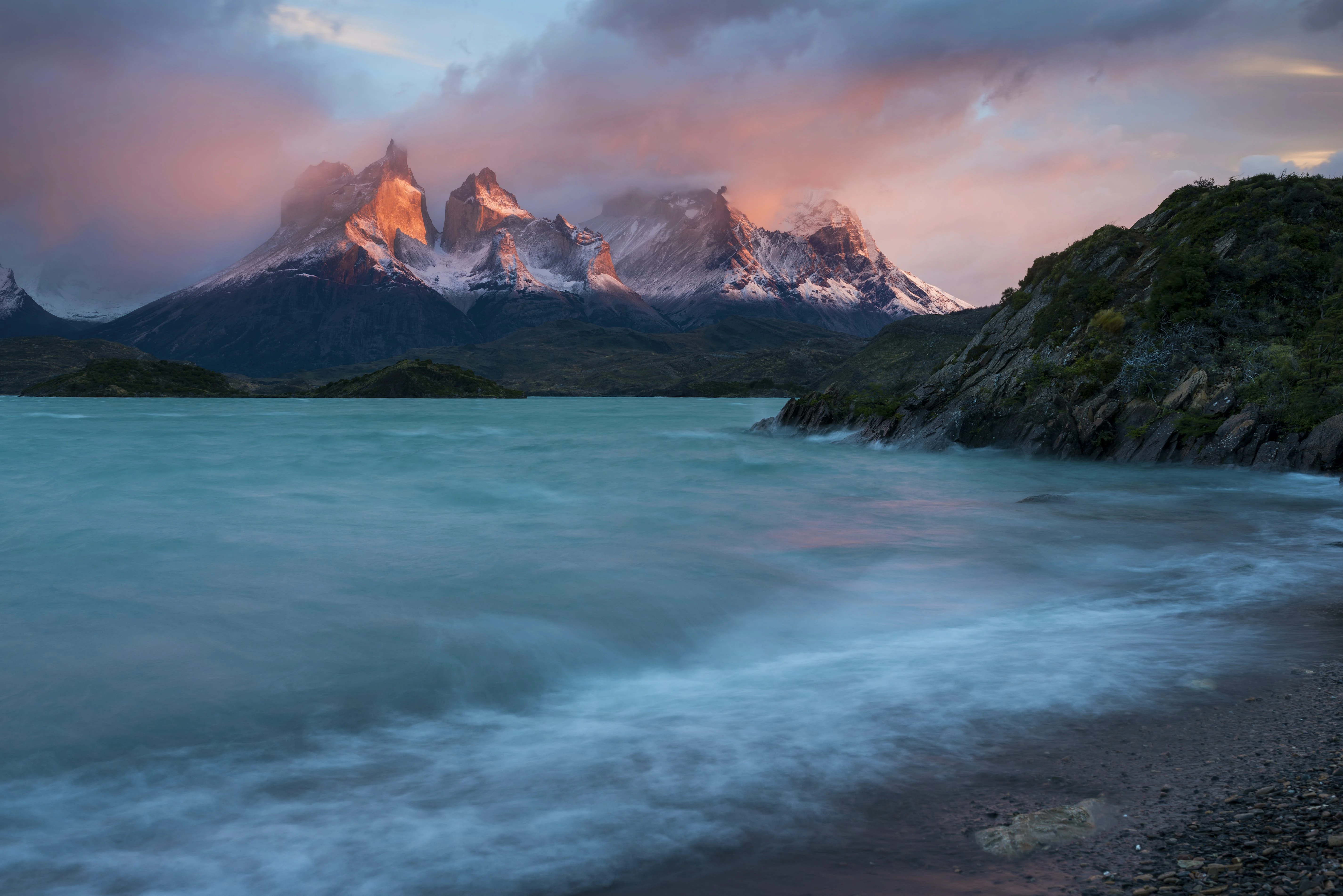 Explora la majestuosidad del Parque Nacional Torres del Paine en Chile