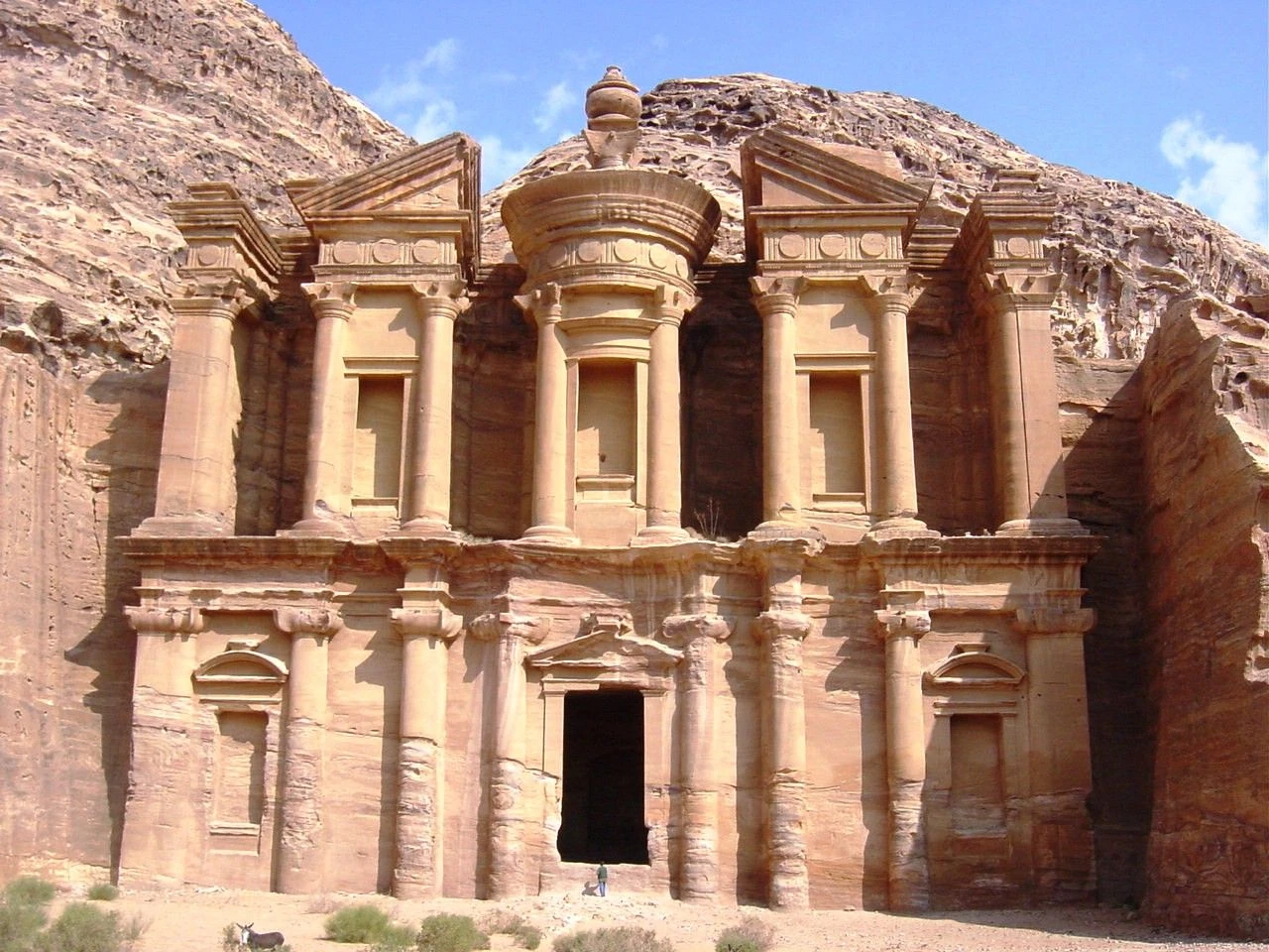 Descubre las maravillas arquitectónicas de la ciudad de Petra en Jordania