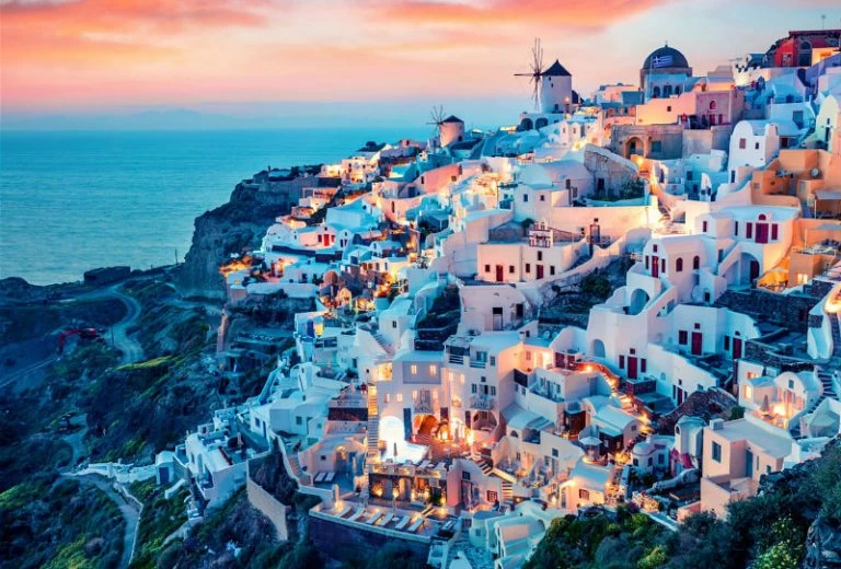 El encanto mágico de Santorini: un paraíso en el Egeo