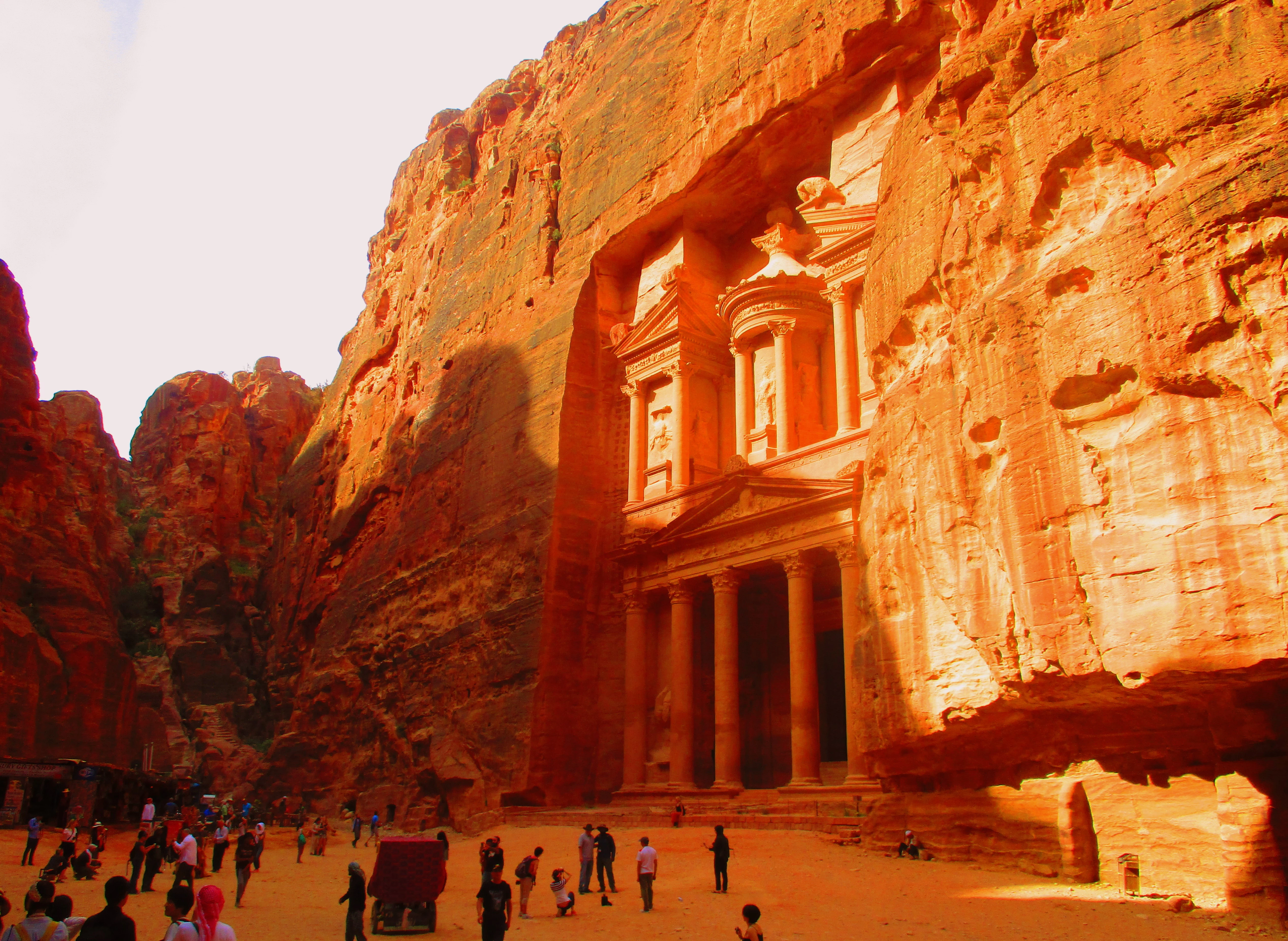 Explorando la ciudad antigua de Petra, Jordania