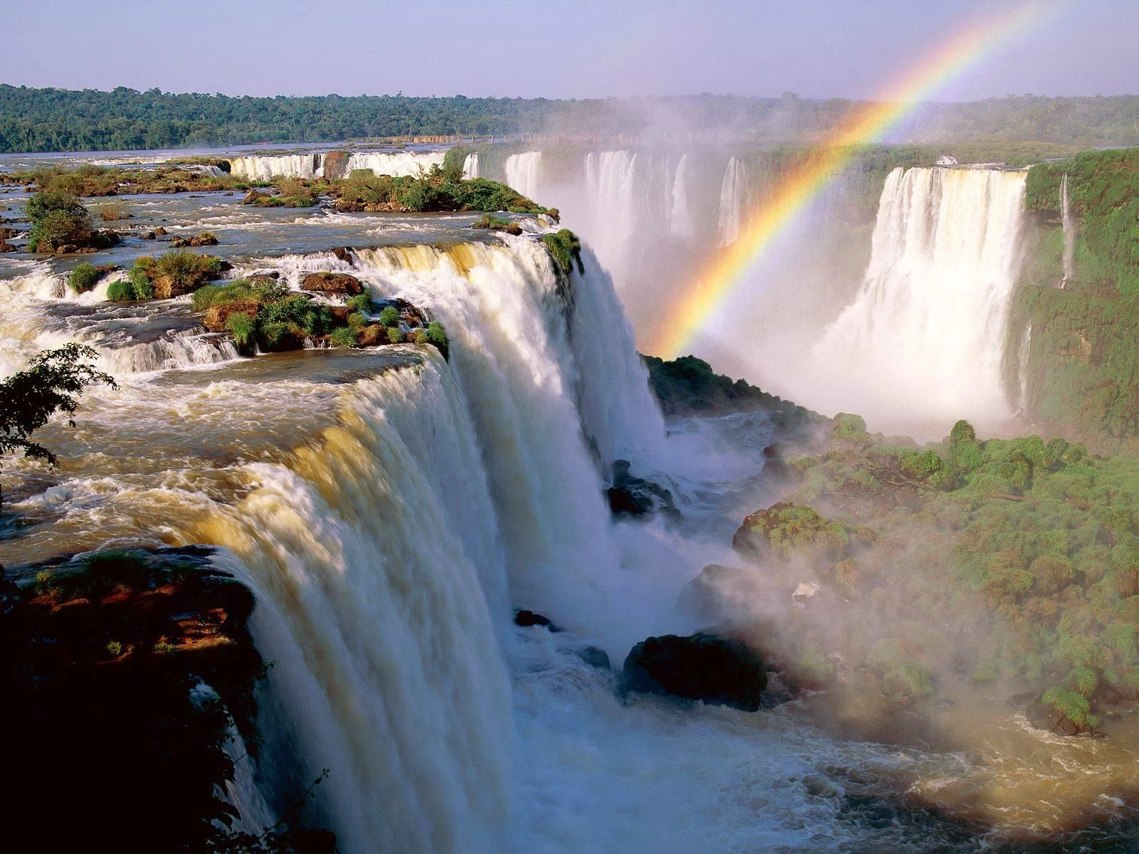 Explora la majestuosidad de las Cataratas del Iguazú