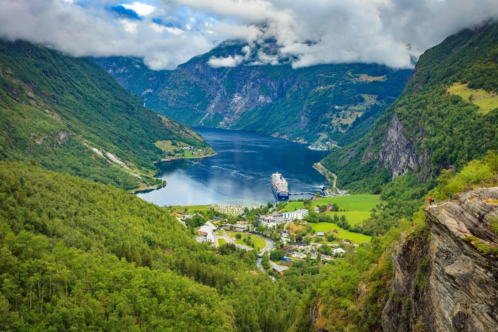 Descubre la belleza natural de los fiordos de Noruega