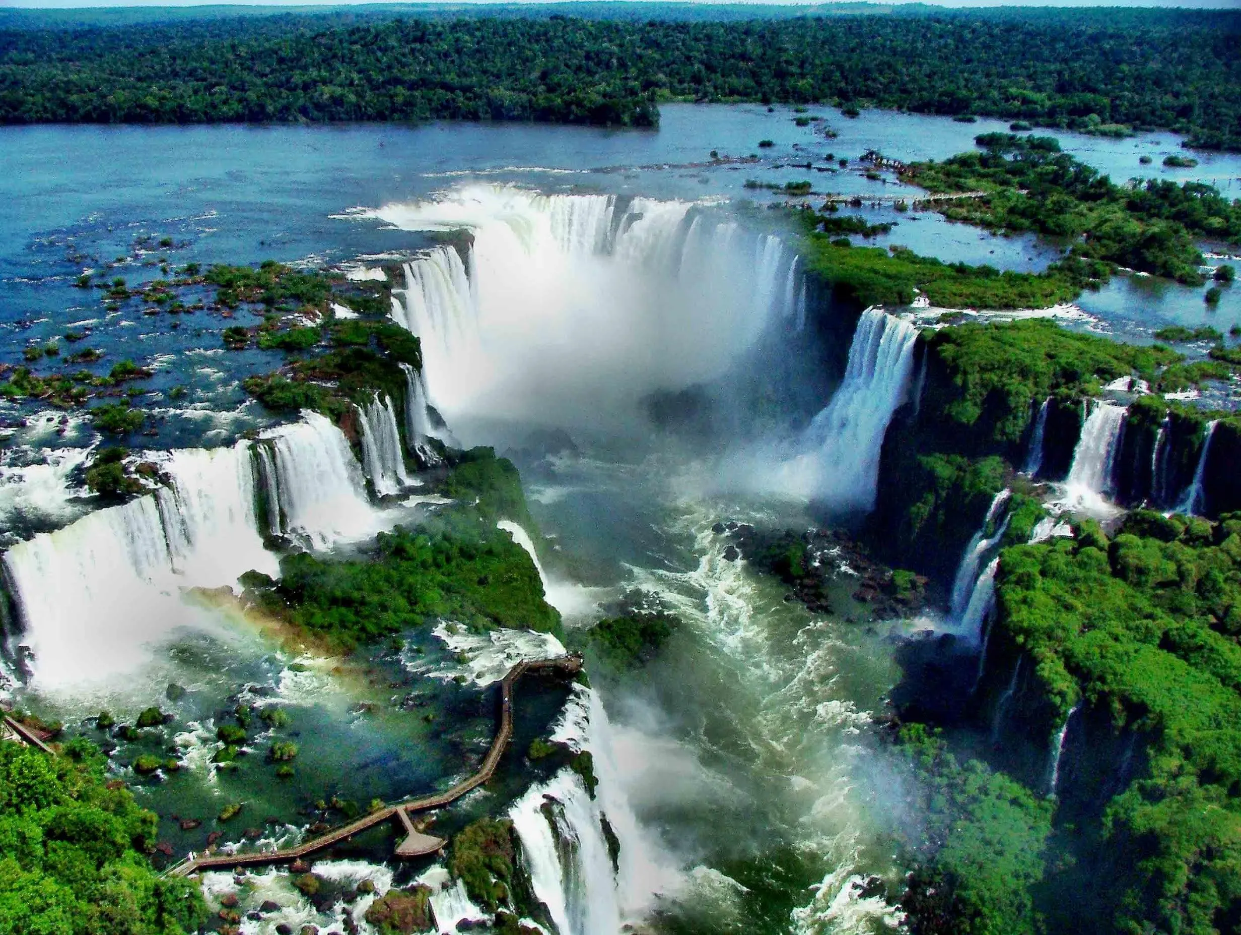 Explora la belleza natural de las Cataratas del Iguazú en Argentina