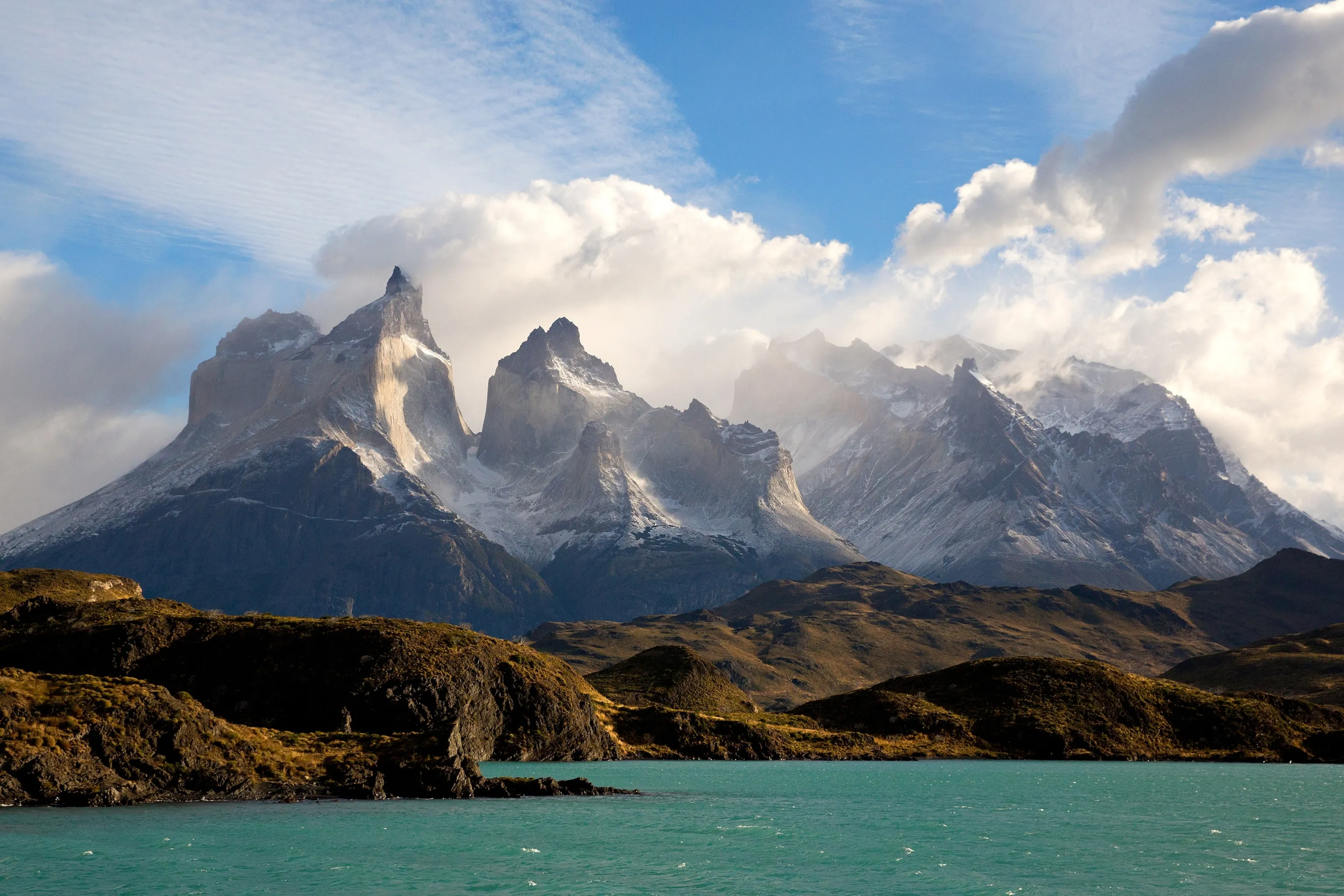 Explora los impresionantes paisajes del Parque Nacional de Torres del Paine en Chile
