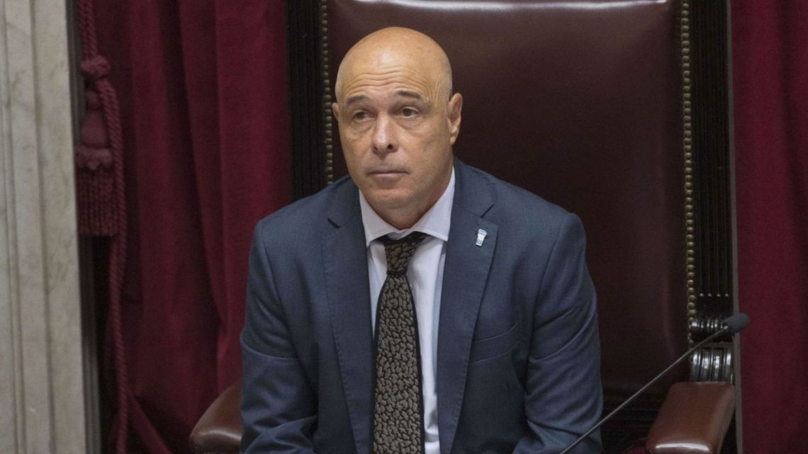 ¿Cómo un senador conservador respalda a un jefe de gabinete en medio de un escándalo? El caso Abdala y Adorni