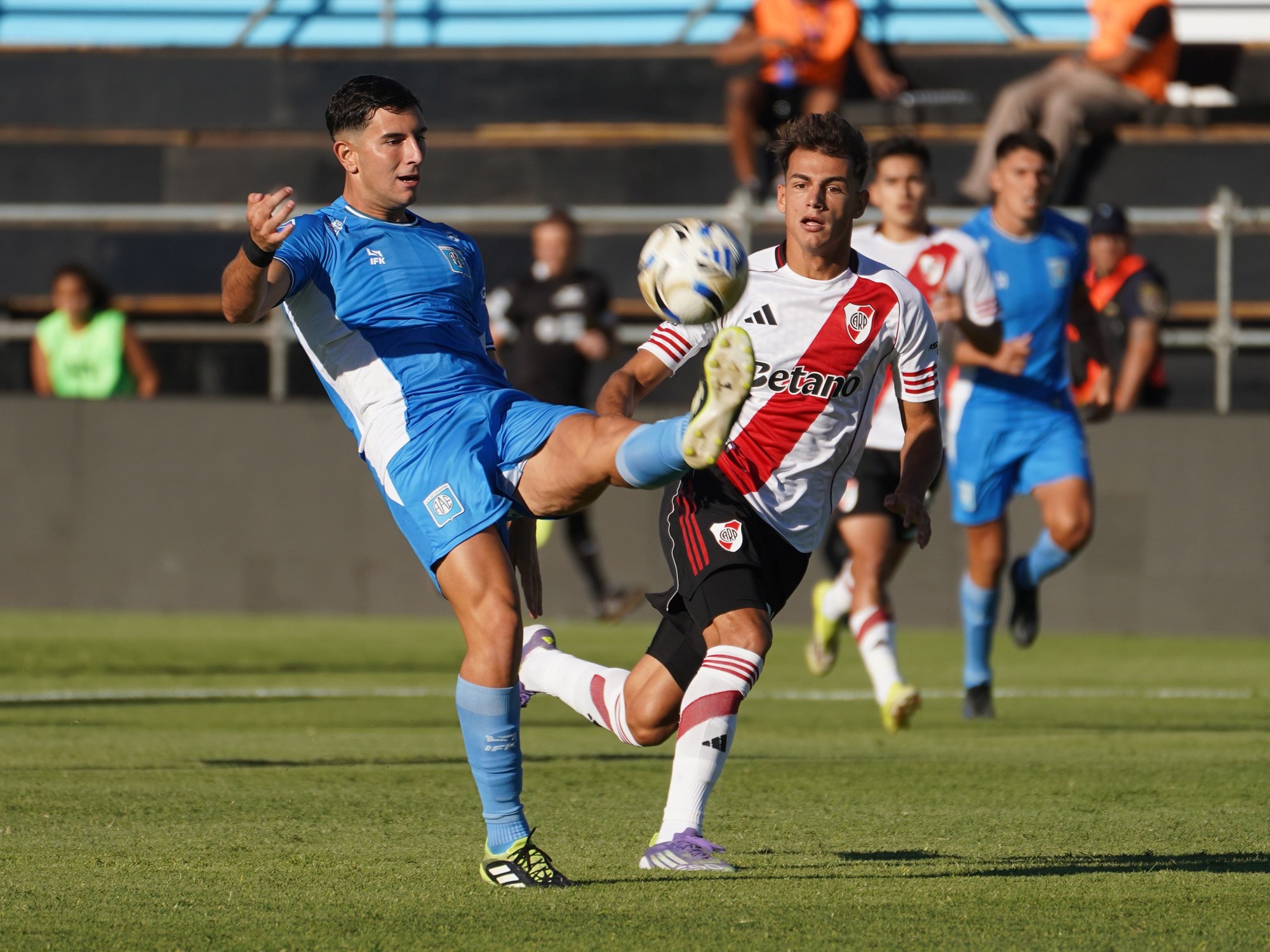 ¿Por qué el clásico River vs Estudiantes (RC) en el Torneo Apertura podría marcar un hito en el fútbol argentino?